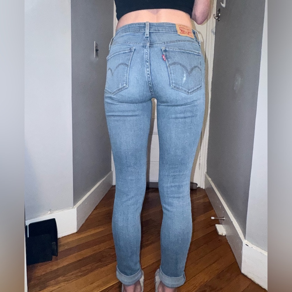 Light wash Levi’s 711 Skinny jeans